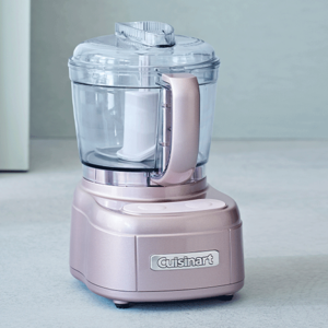 mini choppper cuisinart roz pe fundal alb de bucatarie