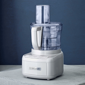 robot de bucatarie cuisinart alb perlat pe fundal albastru