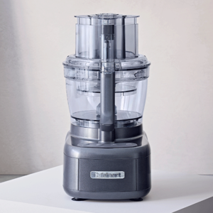 robot de bucatarie cuisinart albastru pe masa alba