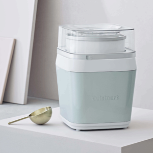 aparat de facut inghetata verde deschis pe masa