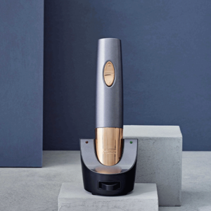 tirbuson electric cuisinart albastru cu auriu in suport pe fundal albastru