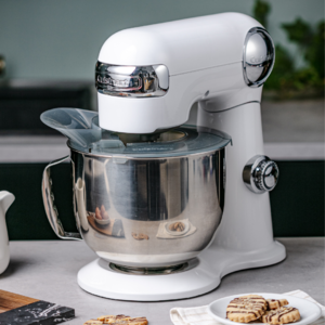 mixer cu bol alb si metalic pe masa