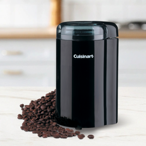 rasnita mica neagra cuisinart pe masa cu boabe de cafea