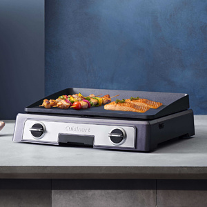 gratar electric albastru pe masa cu carne