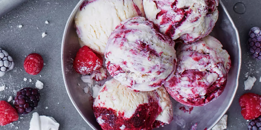 Rețetă înghețată cu frișcă, bezele și căpșuni - Eton Mess